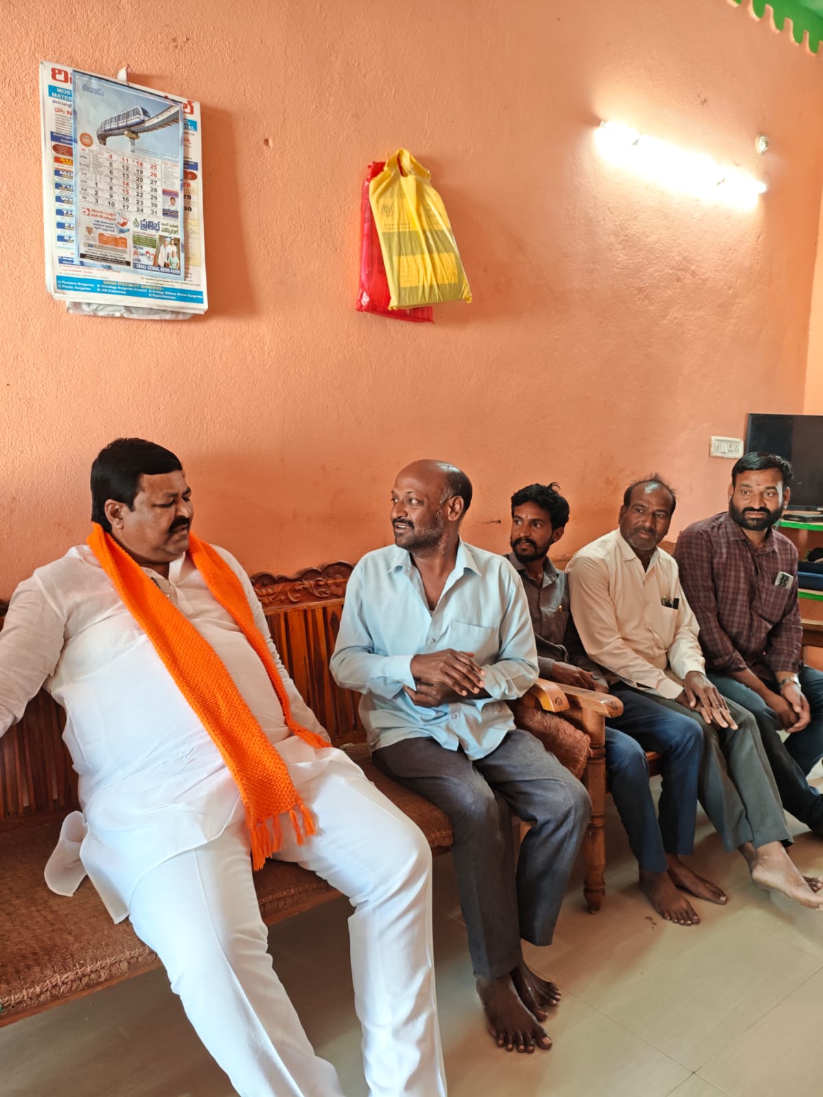 పలువురిని పరామర్శించిన జిల్లా అధ్యక్షుడు.