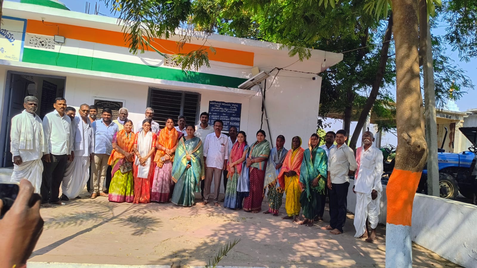 అంతర్జాతీయ మహిళా దినోత్సవ సందర్భంగా మహిళ ఉద్యోగులకు సన్మానించిన సర్పంచ్