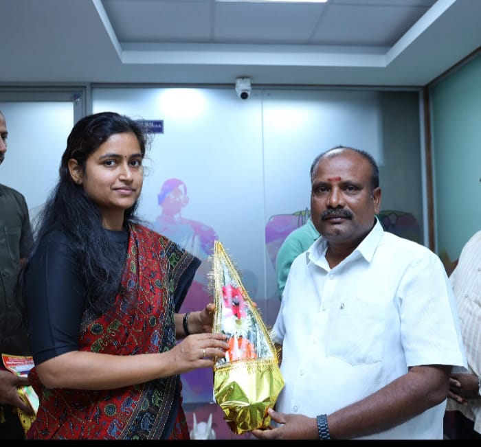 మహిళా దినోత్సవం సందర్భంగా కలెక్టర్ కు శుభాకాంక్షలు తెలిపిన శంకర్