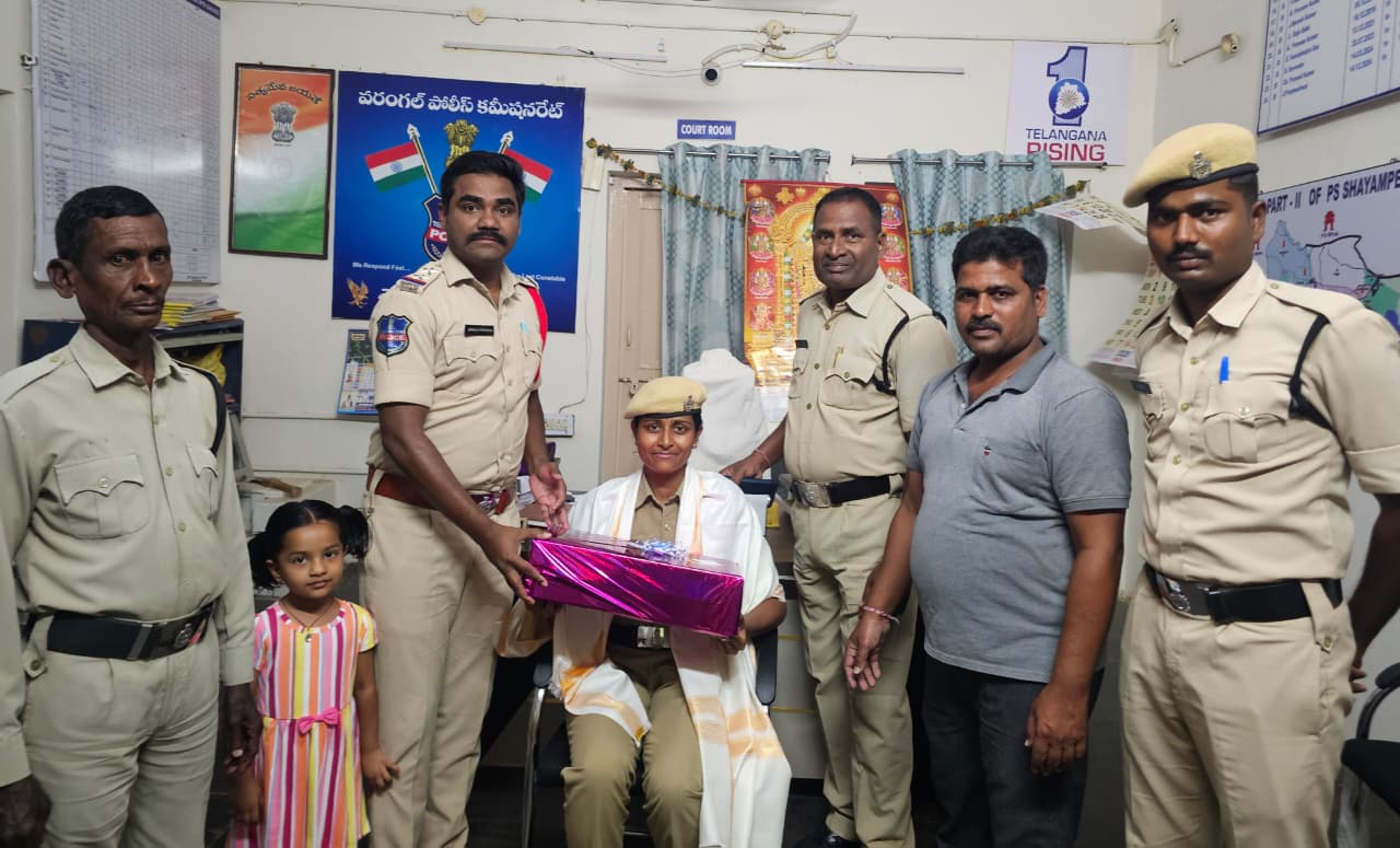 అంతర్జాతీయ మహిళా దినోత్సవం సందర్భంగా మహిళా కానిస్టేబుల్ కు సన్మానం