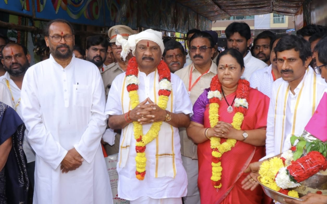 వైభవంగా శ్రీ నూకాంబిక అమ్మవారి ఆలయ పునఃప్రతిష్ట : పాల్గొన్న స్పీకర్ అయ్యన్నపాత్రుడు దంపతులు, ఎంపీ రమేష్ దంపతులు