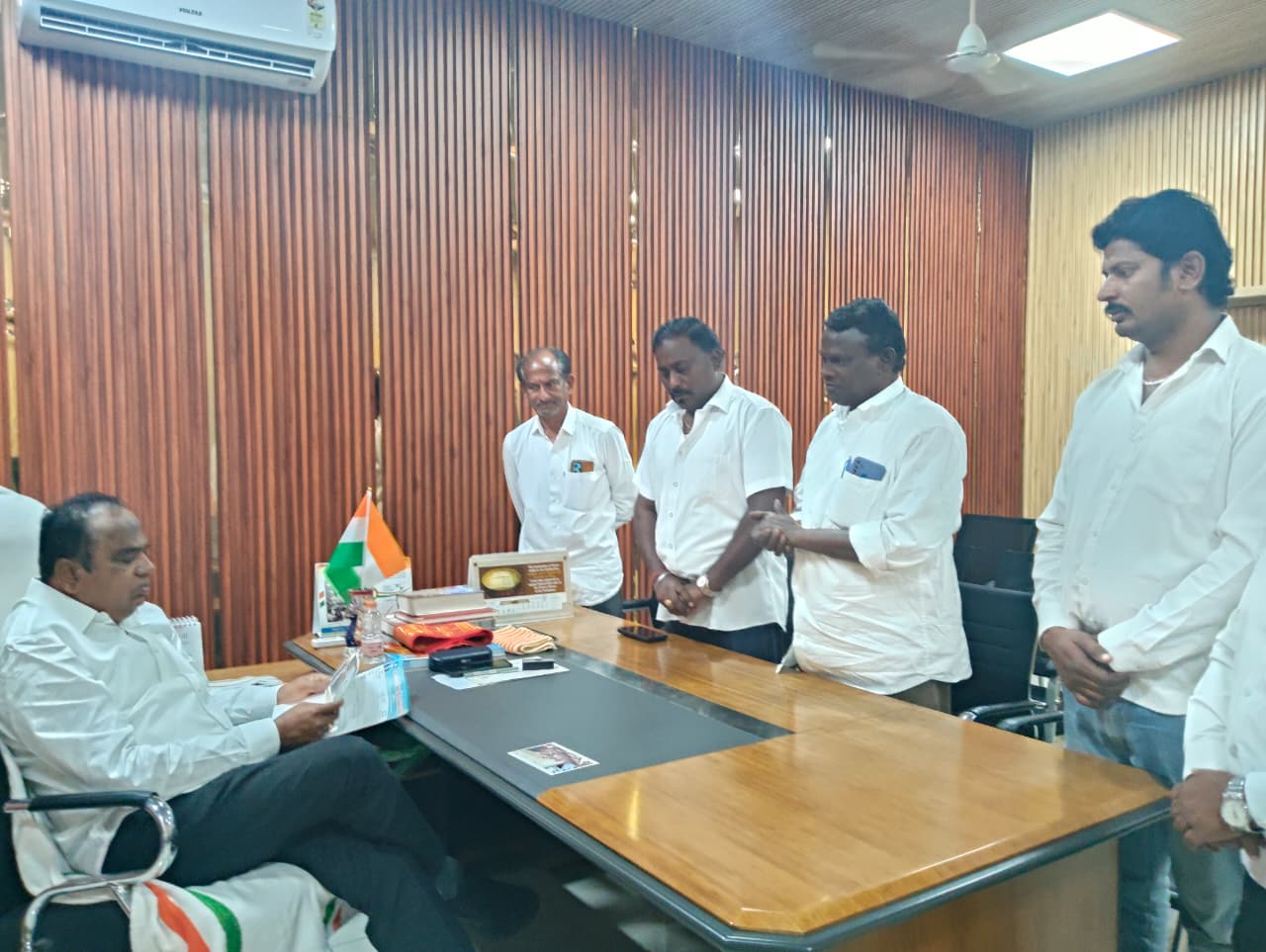 ప్రజాపాలనలో ప్రజల సమస్యలు తెలుసుకున్న ఎమ్మేల్యే.