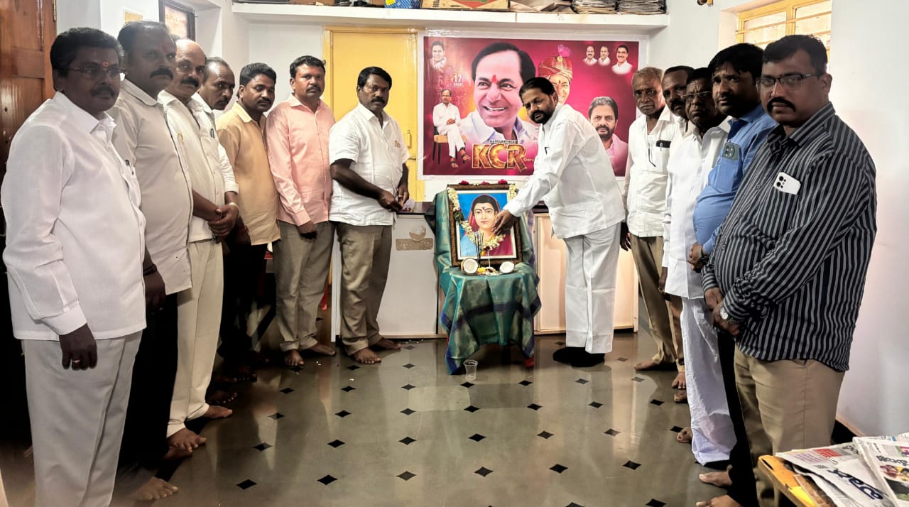 సావిత్రి భాయి పూలే వర్ధంతి సందర్భంగా నివాళు లర్పించిన ఎస్సి కార్పొరేషన్ మాజీ చేర్మెన్ వై.నరోత్తం