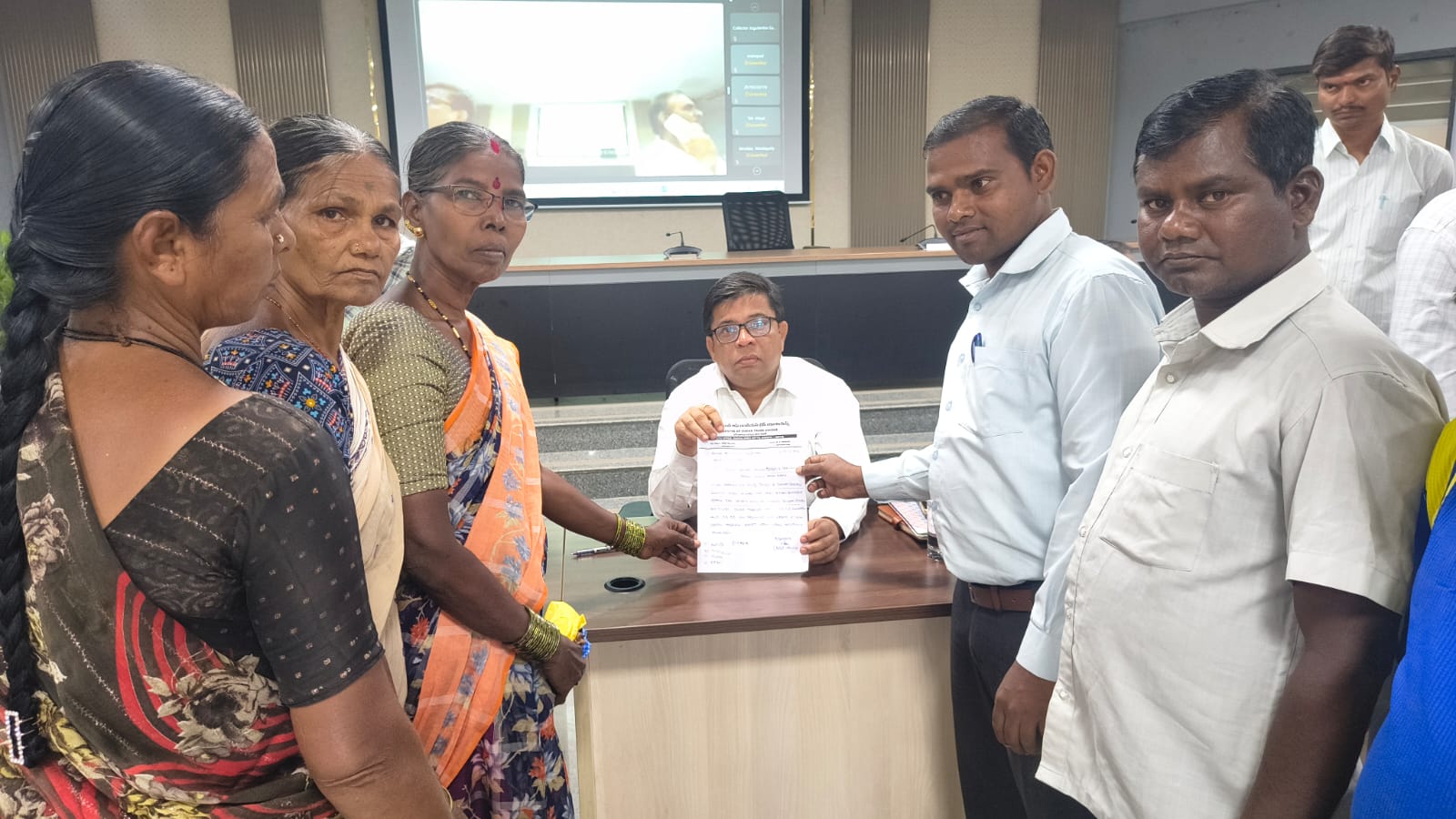 ప్రభుత్వ పాఠశాలల స్వీపర్లకు వేతనాలు. వెంటనే ఇవ్వాలి. సి ఐ టి యు CITU డిమాండ్