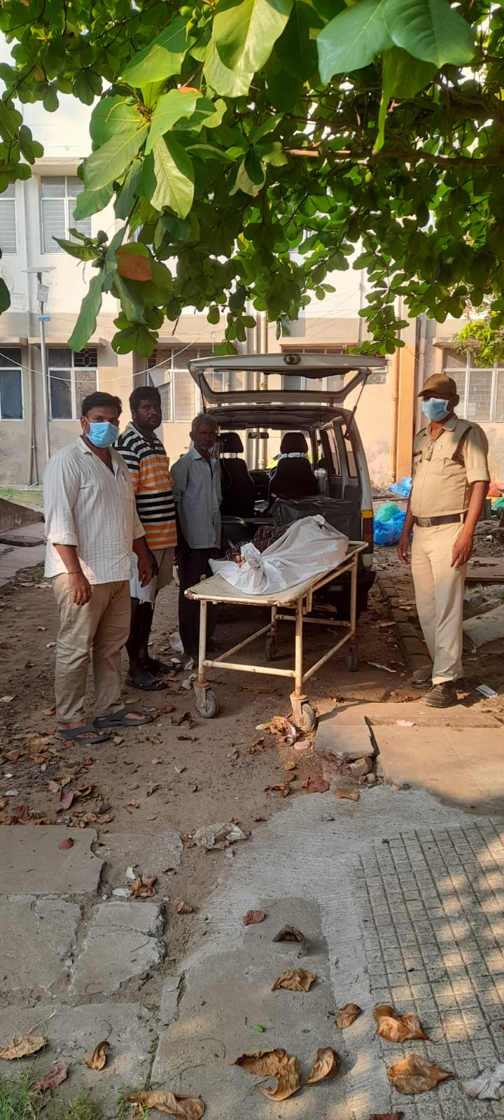 మతిస్థిమితం లేని వృద్ధురాలికి అంత్యక్రియలు