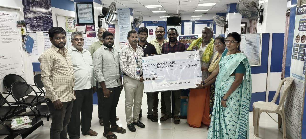 ప్రధాన మంత్రి జీవన్ జ్యోతి బీమా చెక్కు అందజేత