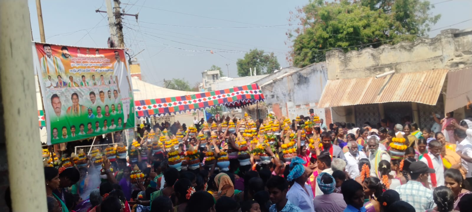 బోనం సమర్పించుటకై బయలుదేరిన గంగమ్మ తల్లి ముదిరాజ్ బిడ్డలు