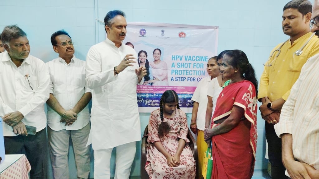 నందలూరు ప్రాధమిక ఆరోగ్య కేంద్రం లో డాక్టర్ శరత్ కమల్ అధ్యర్యం లో 14 సంవత్సరాల బాలికలకు HPA వాక్సినేషన్