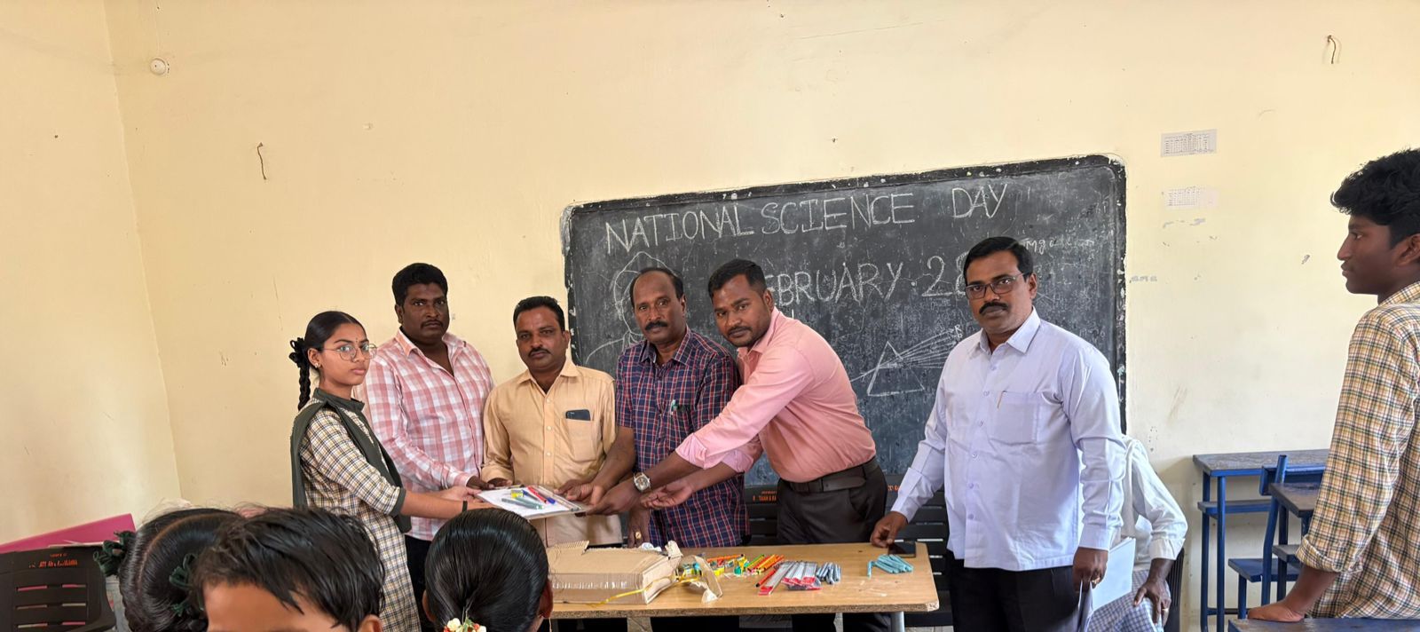 ఈరోజు వేలూరు గ్రామం లోని హై స్కూల్ లో పదవ తరగతి పరీక్షలు రాస్తున్న విద్యార్థులకు పరిక్ష కిట్ లను పంపిణీ చైయడం జరిగింది