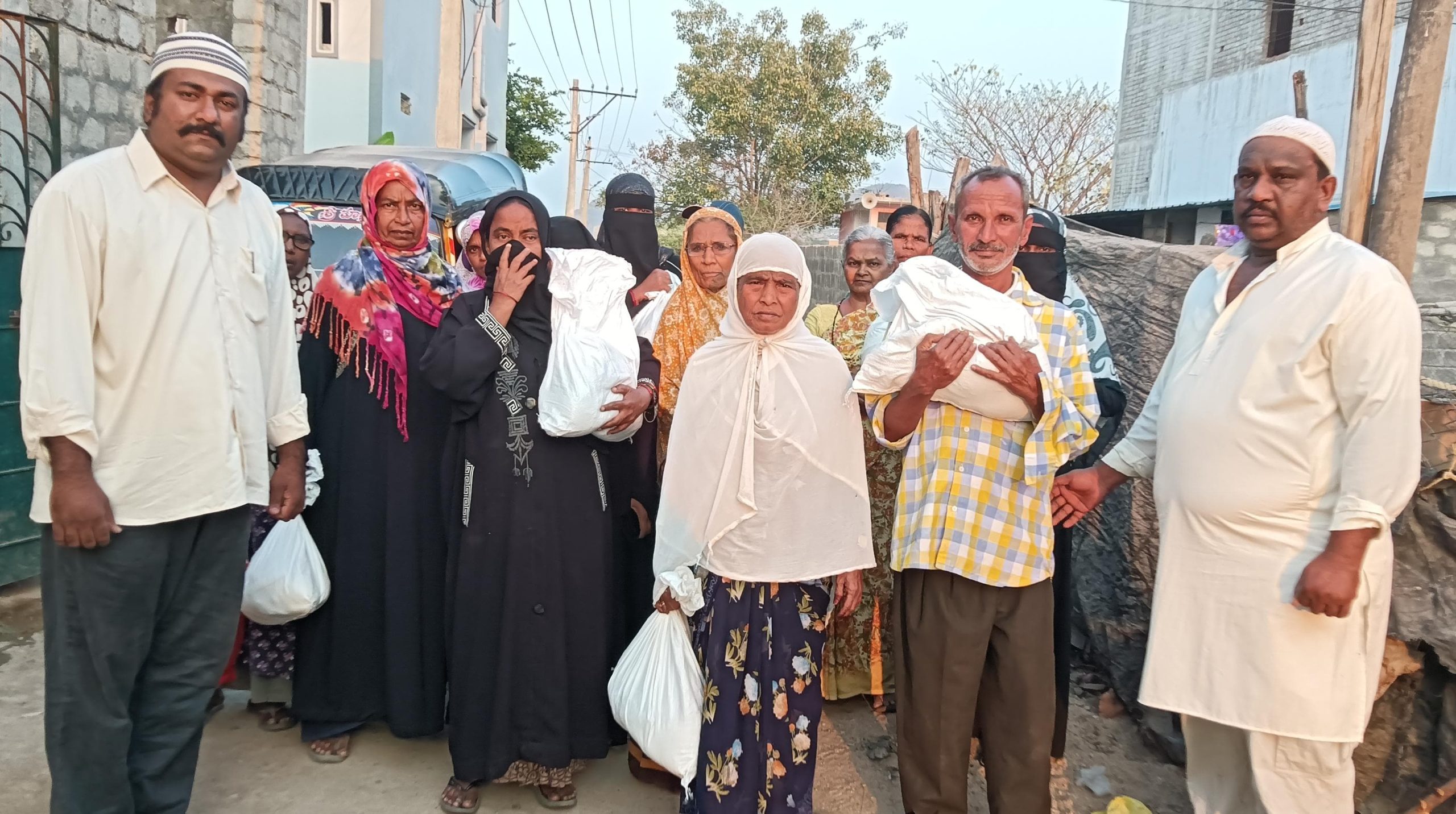 నిరుపేదలకు అండగా ‘రంజాన్ తోఫా’ 40 కుటుంబాలకు నిత్యవసరాల పంపిణీ