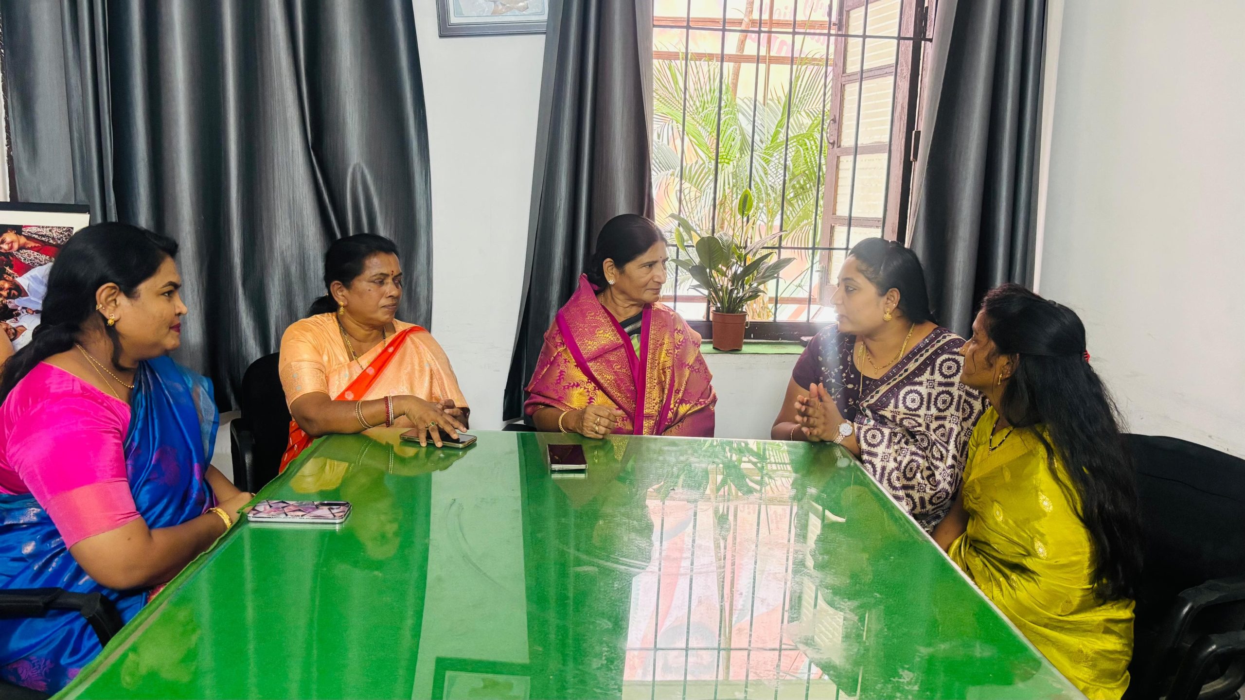 ఈరోజు హైదరాబాద్ లోని గాంధీ భవన్‌లో, నూతనంగా నియమితులైన రాష్ట్ర మహిళా కాంగ్రెస్ అధ్యక్షురాలు శ్రీమతి స్వర్ణ గారిని