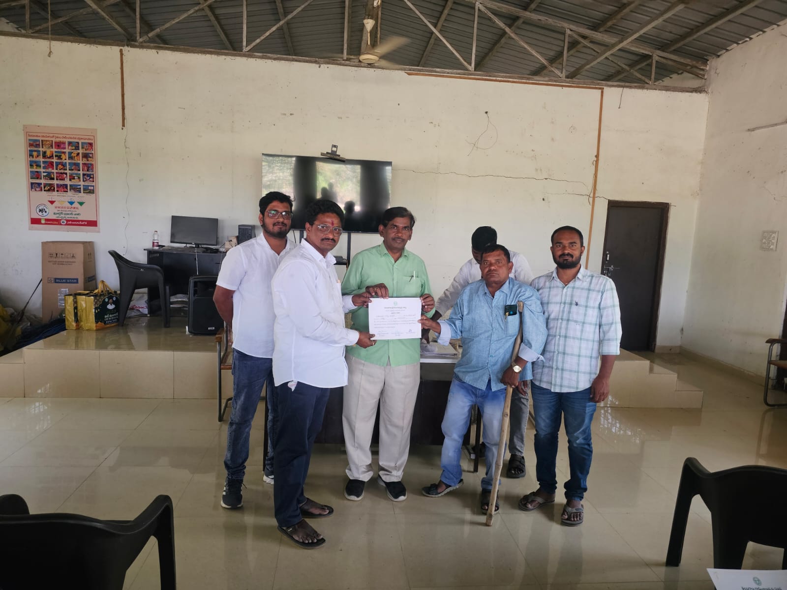 ఏర్గట్లలో వార్డు సభ్యులు, ఉపసర్పంచులకు ఐదు రోజుల శిక్షణ ముగింపు సర్టిఫికెట్లు అందజేసిన ఎంపిడిఓ