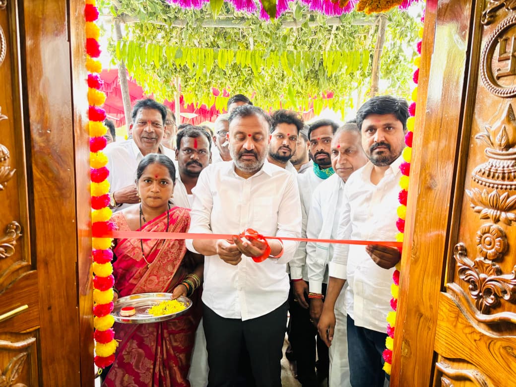 ఇందిరమ్మ ఇళ్లు గృహప్రవేశ కార్యక్రమంలో పాల్గొని ప్రారంభించిన ఎమ్మెల్యే తోట లక్ష్మీ కాంతారావు …