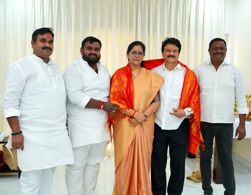 కవిత రెడ్డిని సన్మానించిన పట్టణ అధ్యక్షుడు రామకృష్ణ.