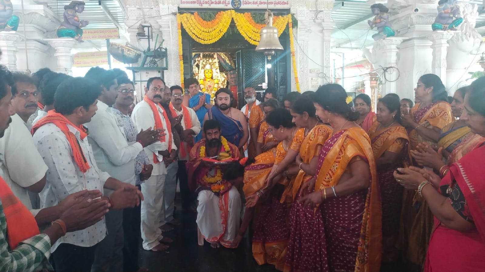 నూకాలమ్మ అమ్మవారి సన్నిధిలో ఆలమూరు పండితు డి కి ఘన సత్కారం