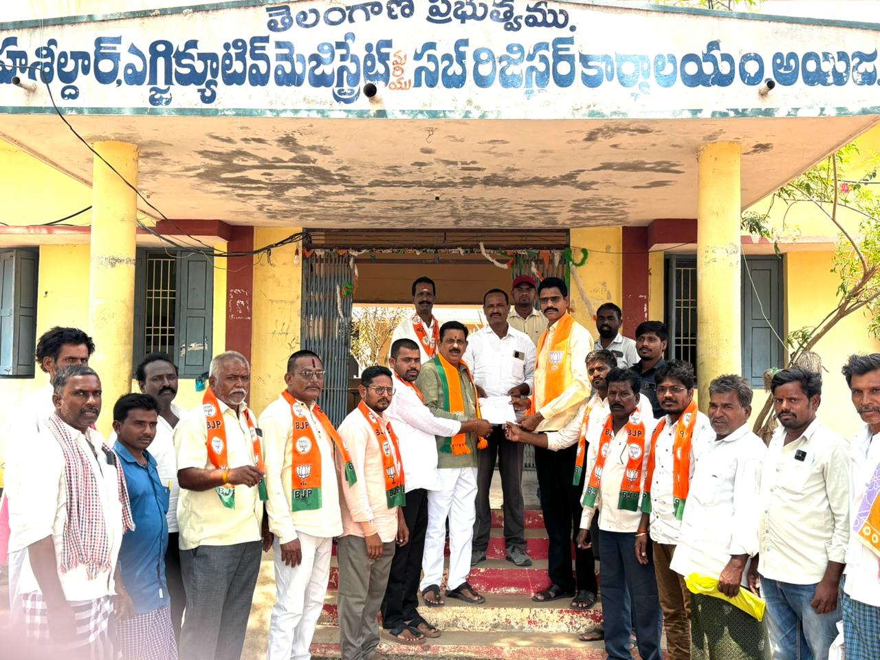 రాష్ట్ర ప్రభుత్వ వైఫల్యాలపై వినతి పత్రం అందజేయడం జరిగింది