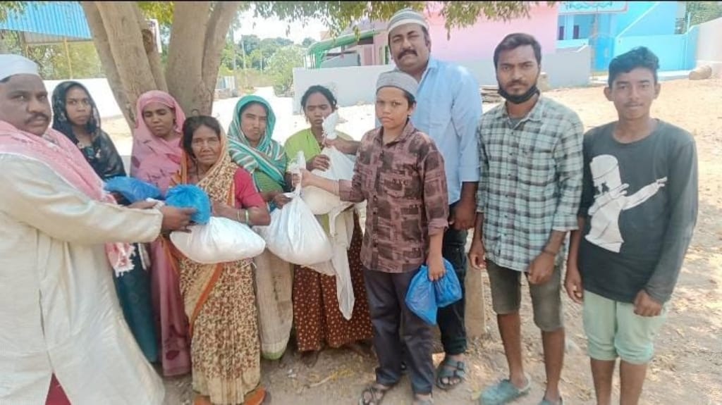 ఐటైటిల్ దు గ్రామాల్లో ఘనంగా రంజాన్ కిట్లు, చీరల పంపిణీ