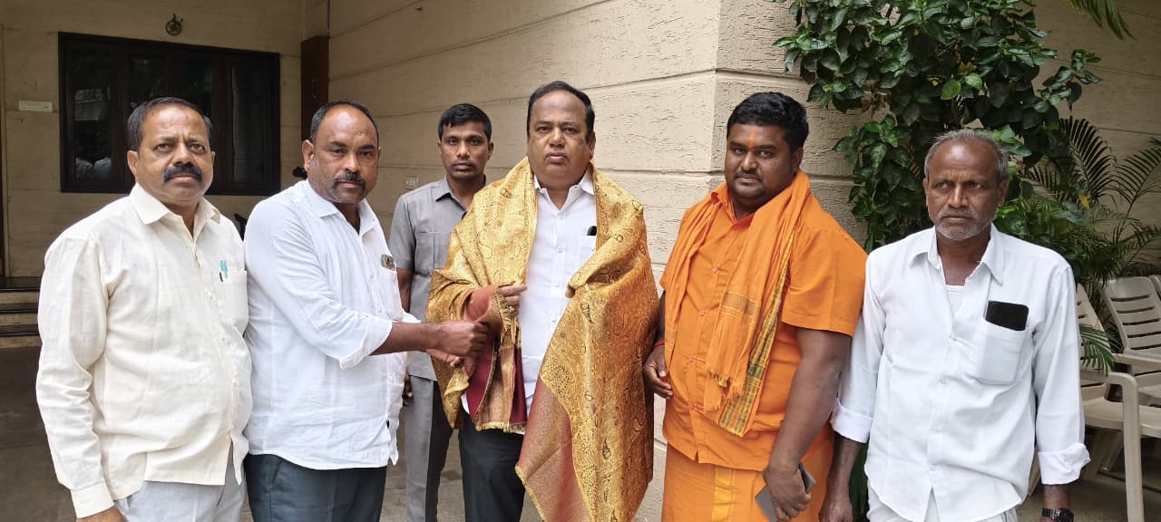 ఎమ్మెల్యేను కలిసిన రావుట్ల గ్రామ విడిసి అండ్ సర్పంచ్.