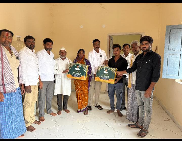 రంజాన్ పండుగ సందర్భంగా కిట్లు పంపిణీ చేసిన సర్పంచ్ లక్ష్మణ్…