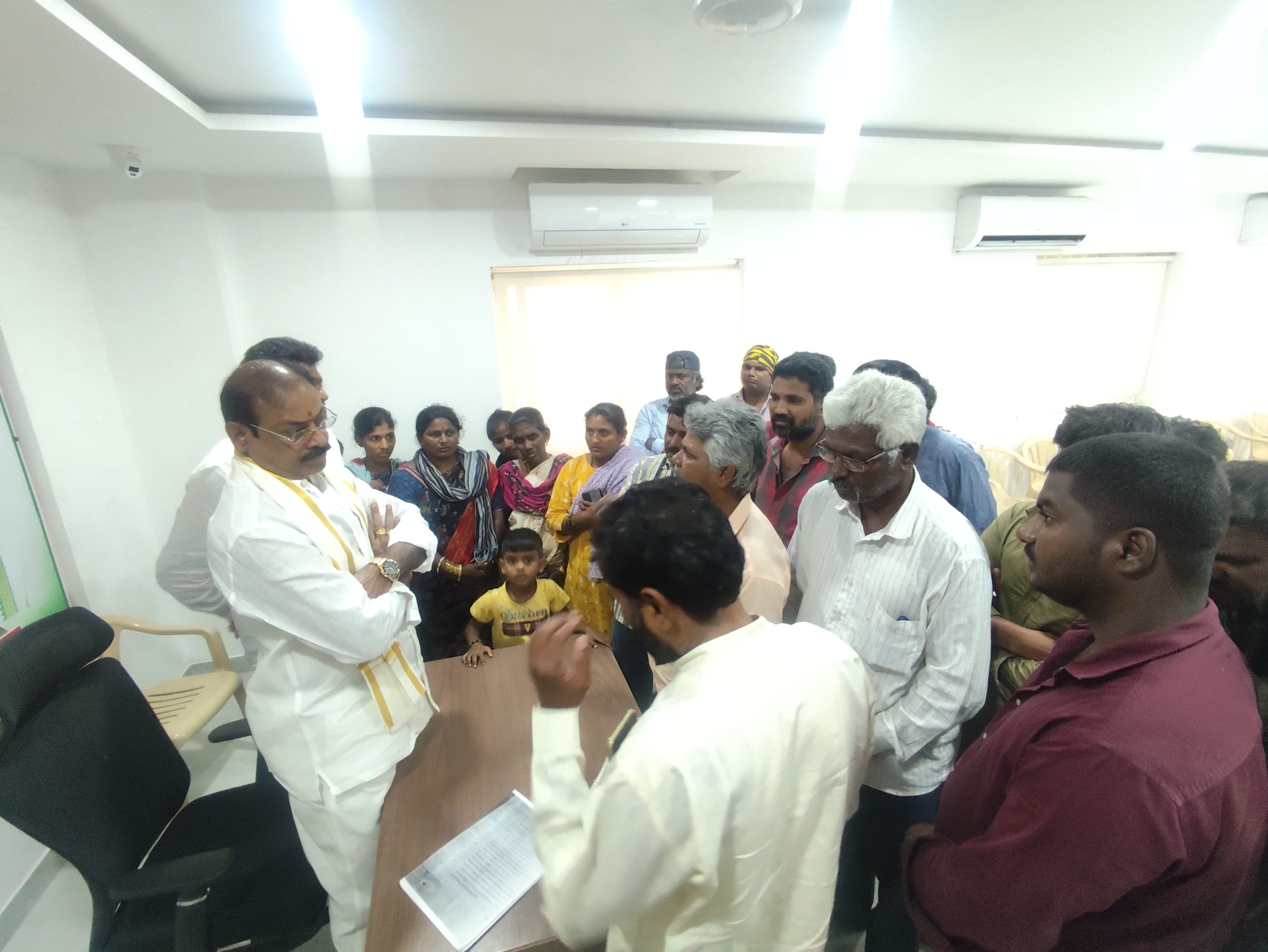 అర్హులైన కుటుంబాలకు తగిన నివాస స్థలాలను ఏర్పాటు చేయాలి. బండి రమేష్