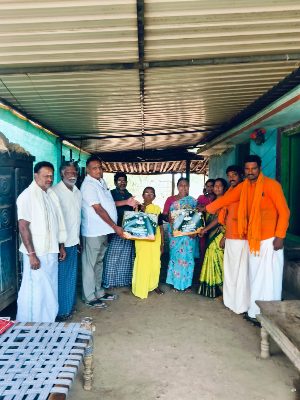 ఈద్ ముబారక్ కిట్లు పంపిణీ చేసిన సర్పంచ్ ఉమా