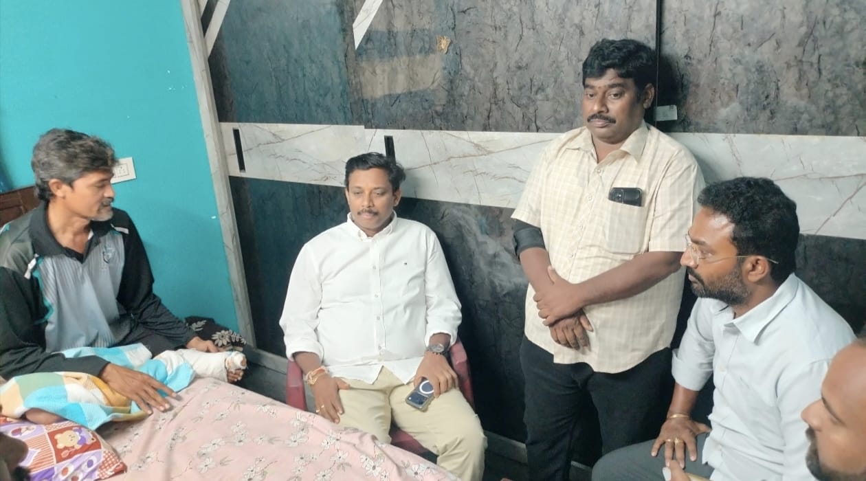 ప్రమాదానికి గురైన జనసేన నాయకుడు ఈత గోపిని పరామర్శించిన యువనేత భీమరశెట్టి రాంకీ.