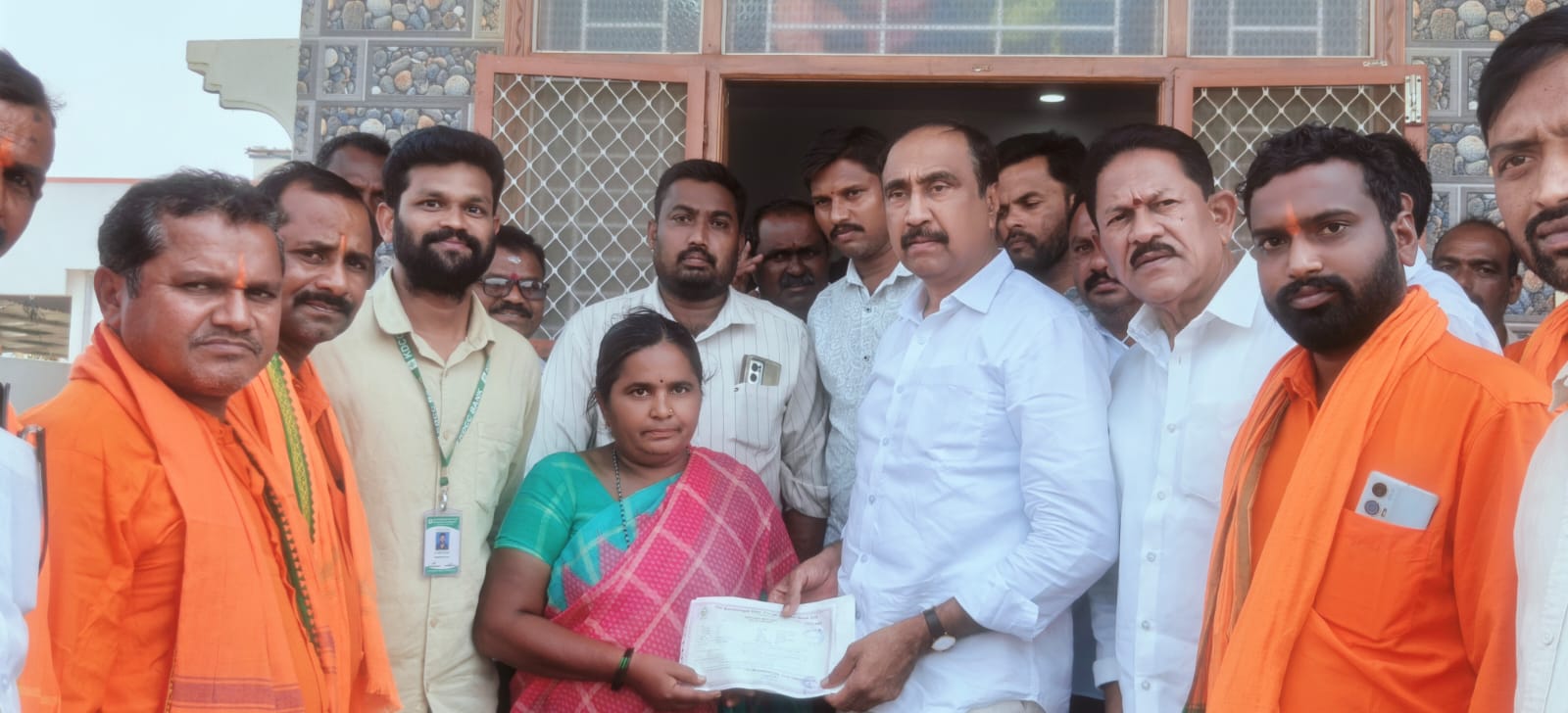 మృతుడి కుటుంబ సభ్యులకు యం ఎల్ ఎ చేతుల మీదుగ భీమా చెక్కు అందజేత