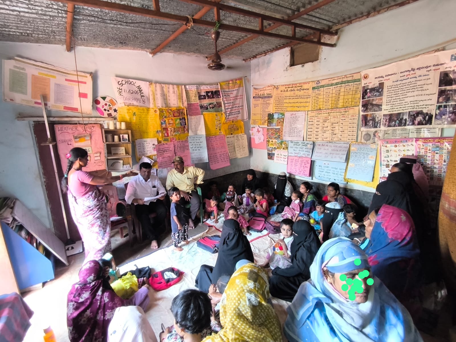 జహీరాబాద్ మున్సిపాలిటీ ఏరియా 25 వార్డ్ కౌన్సిలర్ డ్రైవర్ కాలనీ అంగన్వాడీ కేంద్రంలో జరిగిన పలకల పంపిణీ