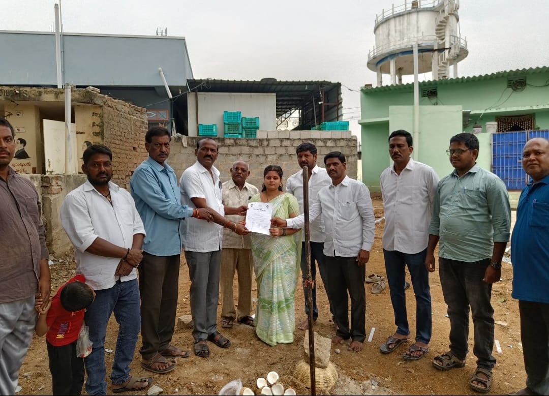 ఇందిరమ్మ ఇంటికి భూమి పూజ చేసిన చైర్మన్