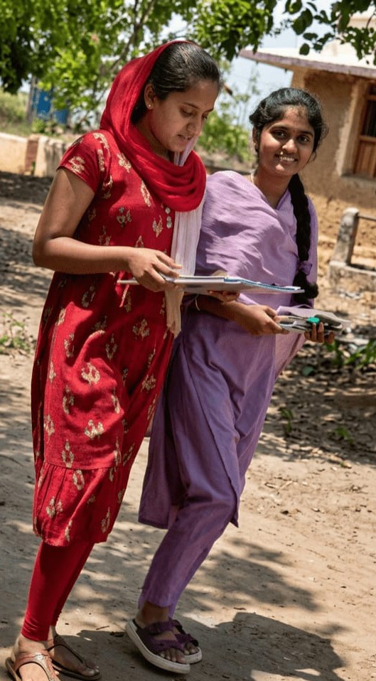 .విద్యార్థినిగా మారిన మహిళా ఎస్సై అమూల్య