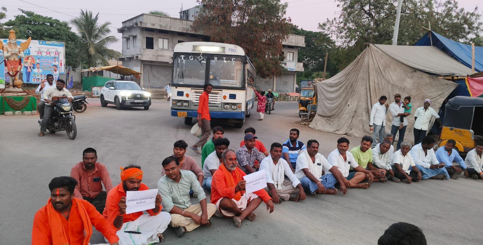 అపర భద్రాదిలో ఆగ్రహ జ్వాలలుదేవస్థాన నిర్లక్ష్యంపై రోడ్డెక్కిన హనుమాన్ భక్తులు!