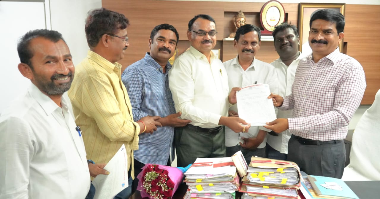 ప్రచురణార్ధం పాత్రికేయుల సమస్యలను మీరైనా పరిష్కరించండి*