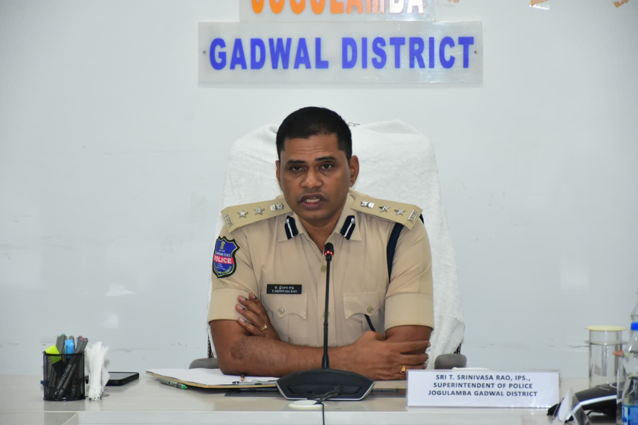 నేరాల నియంత్రణ అంశాలపై పోలీసు అధికారులతో జిల్లా ఎస్పీ సమీక్షించ సమావేశం