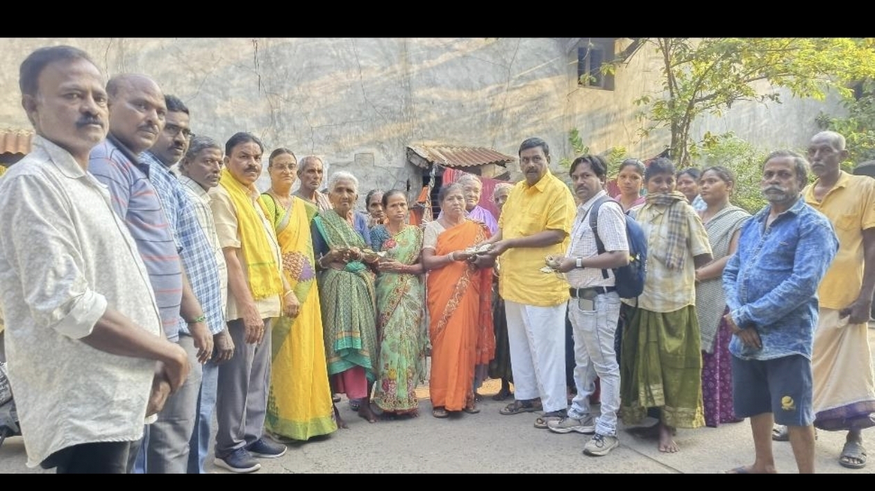 ఎన్టీఆర్ భరోసా పెన్షన్ పంపిణీ చేస్తున్న బుద్ధ నాగ జగదీష్