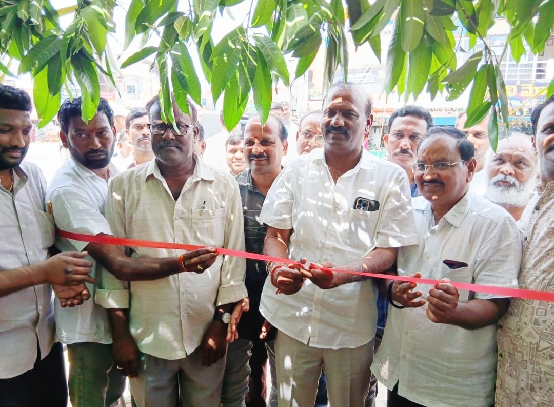 చలివేంద్రాన్ని ప్రారంభించిన చైర్మన్