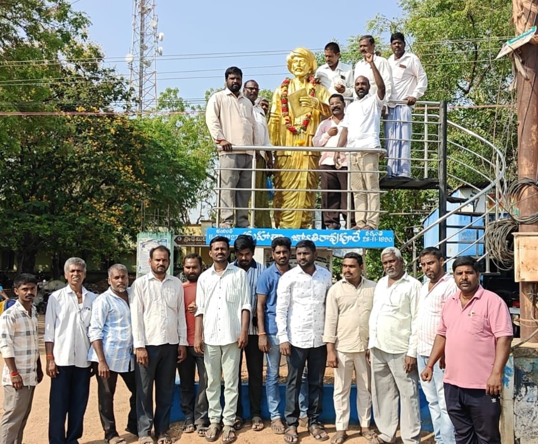 మహాత్మ జ్యోతిరావు పూలే జయంతి ని ఘనంగా జరిపిన ముదిరాజ్ నాయకులు