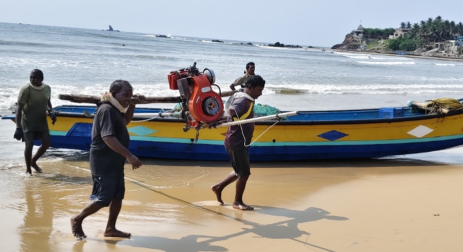 ఏపీలో నేటి అర్ధరాత్రి నుంచి చేపల వేటపై నిషేధం