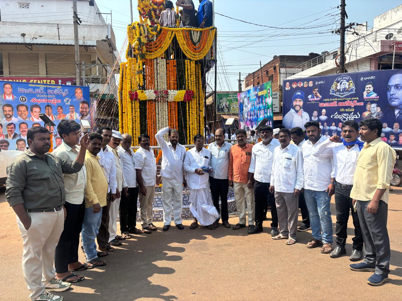 అంబేద్కర్ గారి విగ్రహానికి పూలమాలలు వేసిన ఎస్సి కార్పొరేషన్ మాజీ చేర్మెన్ వై.నరోత్తం