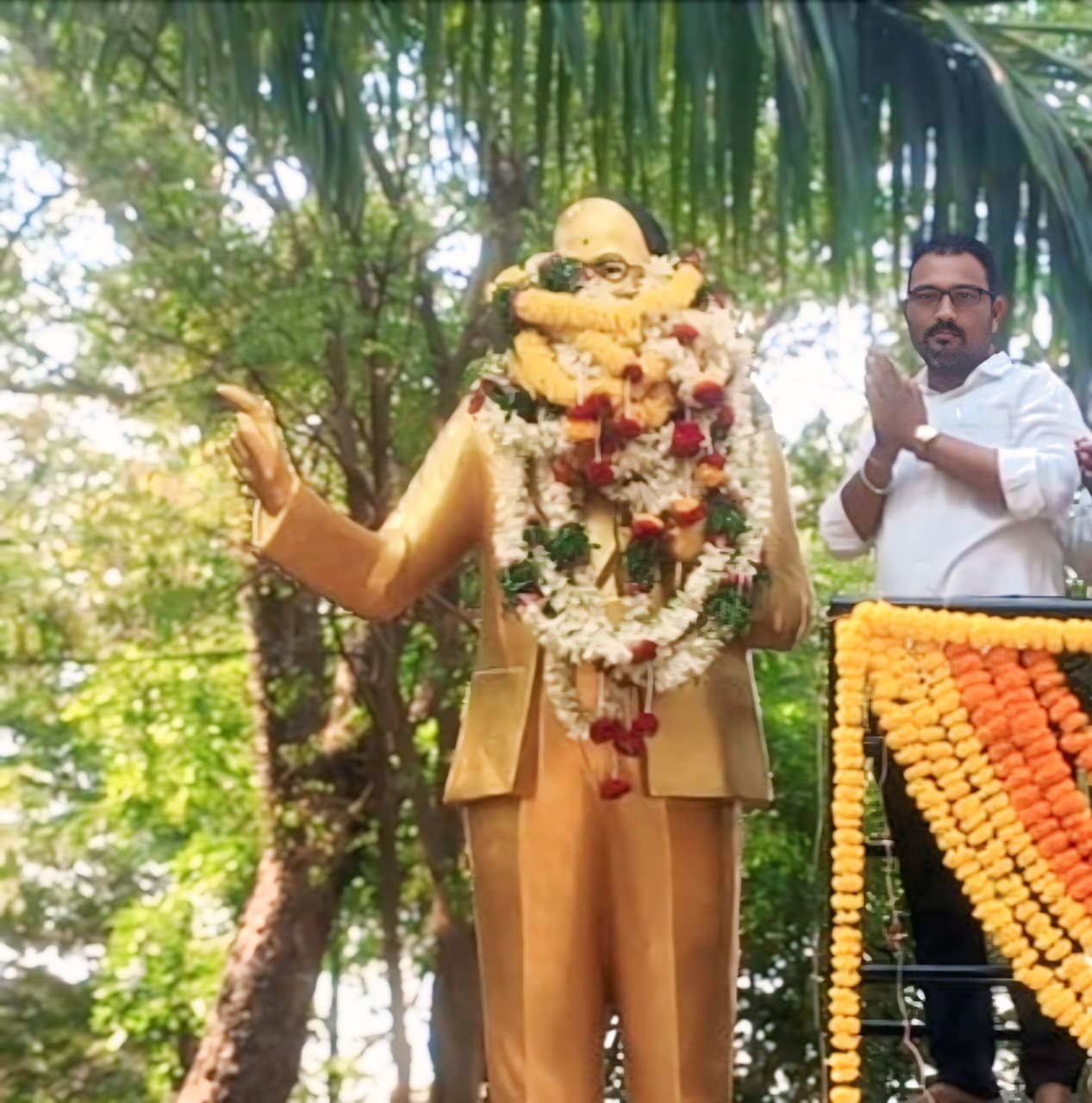 భారతదేశ రాజ్యాంగ గ్రహీత డాక్టర్ బి ఆర్ అంబేద్కర్ 135 వ జయంతి సందర్భంగా జహీరాబాద్ పట్టణంలో ఆయన విగ్రహానికి పూల మాలలు వేసి ఆయన చేసిన సేవలను గుర్తు చేసుకోవడం జరిగింది