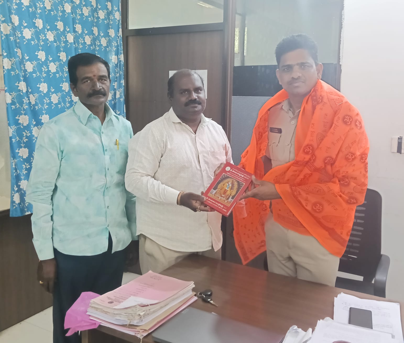 శ్రీ దత్తసాయి తత్వ ప్రచార కార్యక్రమంలో భాగంగా సబ్ ఇన్స్పెక్టర్ ఆఫ్ పోలీస్ పైడి రాంబాబు ని కలిసిన జయ జయ సాయి ట్రస్ట్ సభ్యులు