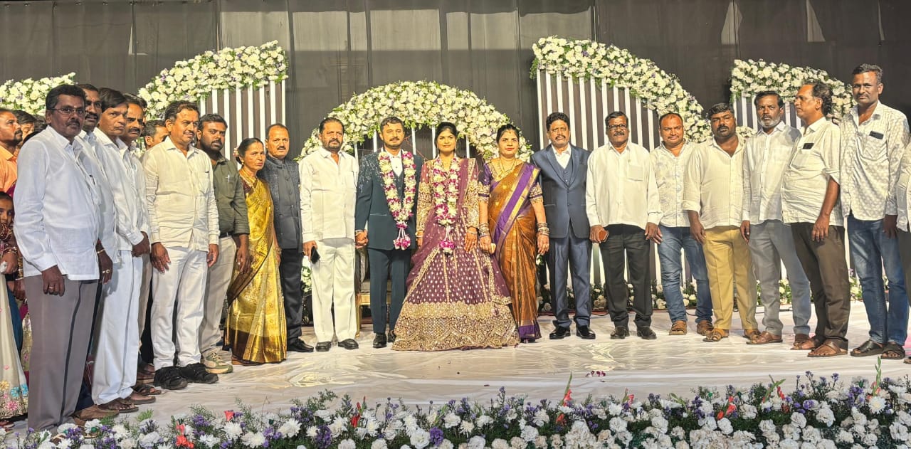 వివాహా విందు వేడుకల్లో పాల్గొన్న ఎస్సి కార్పొరేషన్ మాజీ చెర్మెన్ వై.నరోత్తం..