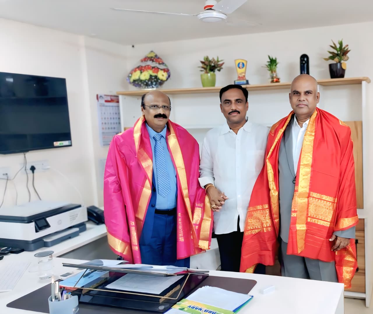 సమాచార శాఖ కమిషనర్లు ను మర్యాద పూర్వకంగా కలసిన ఎద్దలవిజయసాగర్