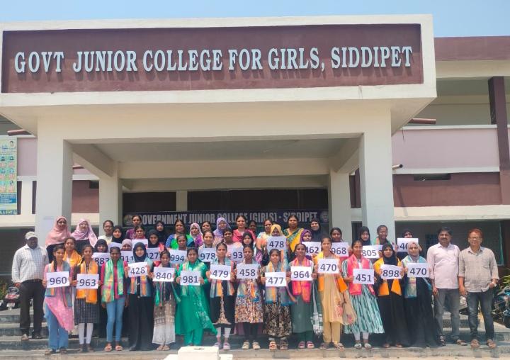 ఇంటర్ ఫలితాల్లో సత్తా చాటిన విద్యార్థులకు కళాశాలలో సన్మానం