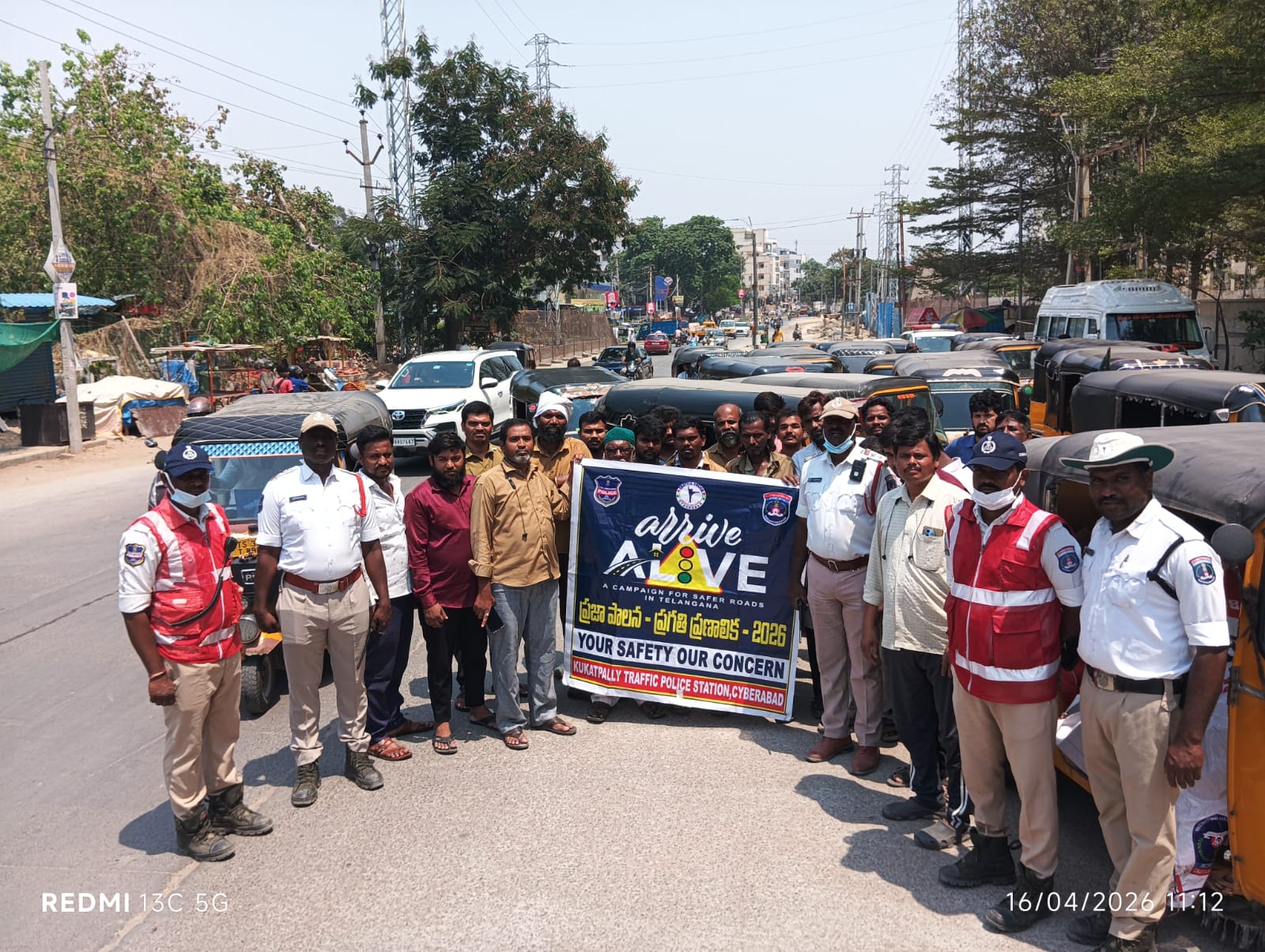 రోడ్డు భద్రతపై ప్రజల్లో అవగాహన కూకట్పల్లి తులసి వనం ప్రాంతంలో అరైవ్ అలైవ్’ అవగాహన కార్యక్రమం
