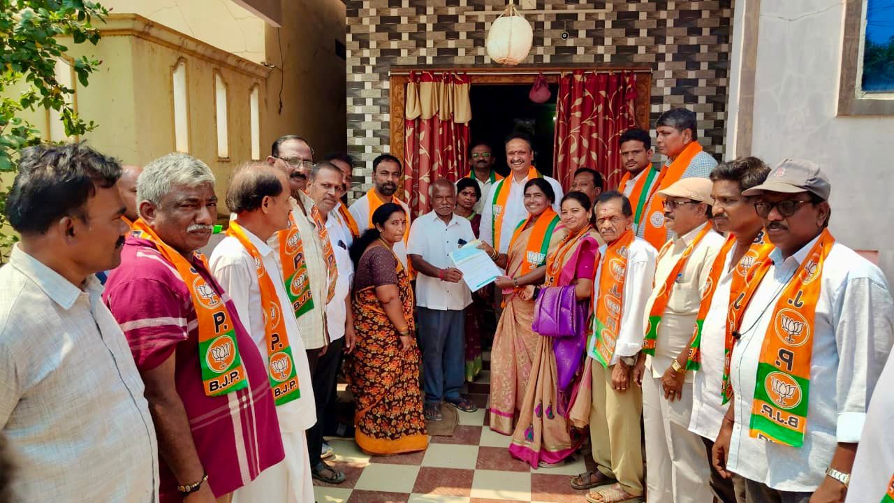 ముఖ్యమంత్రి సహాయ నిధి చెక్కును అందజేసిన సాయి లోకేష్