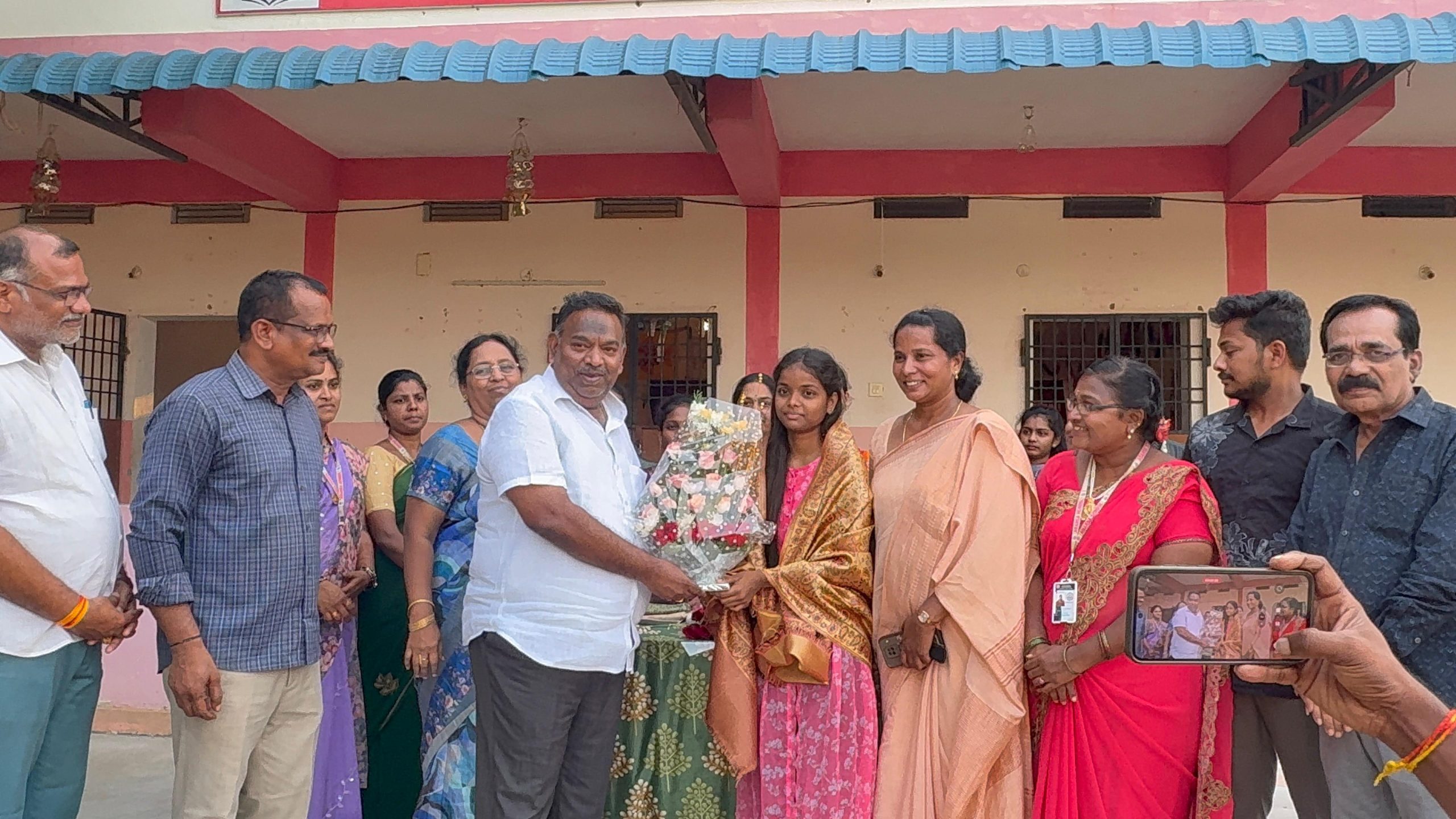 ఆదర్శ పూర్వ విద్యార్థుల ప్రతిభ