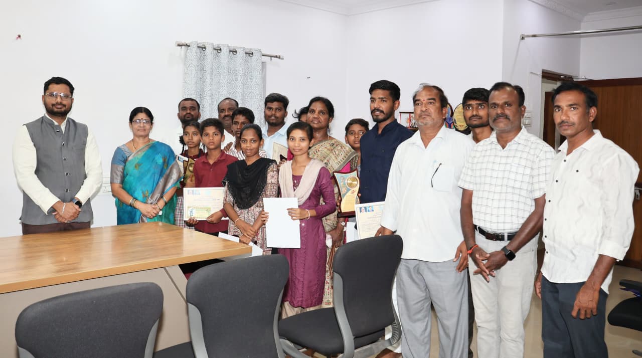 మహనీయుల జీవిత చరిత్రలు స్ఫూర్తిదాయకం.