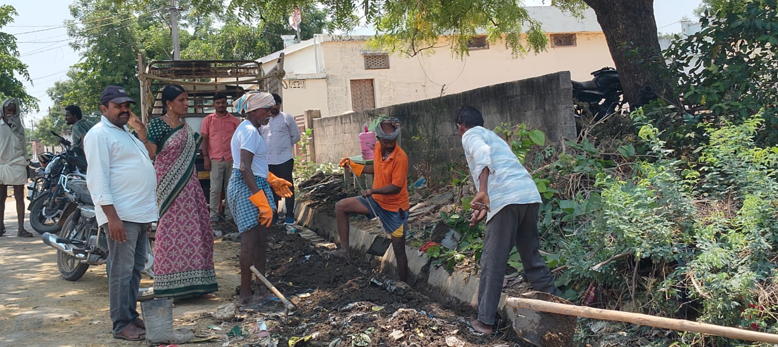 ముమ్మరంగా పారిశుద్ధ్య పనులు మురుగు కాలువల పూడికతీత