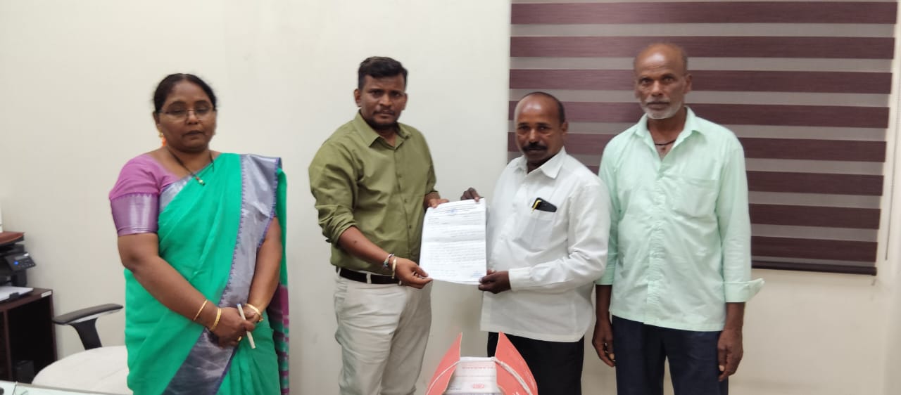 టీజీ ఐ ఐ సి ఈ జోనల్ మేనేజర్ జీడిమెట్ల గారికి వినతి పత్రం అందజేసిన చండూరు గ్రామ సర్పంచ్ శేషాద్రి