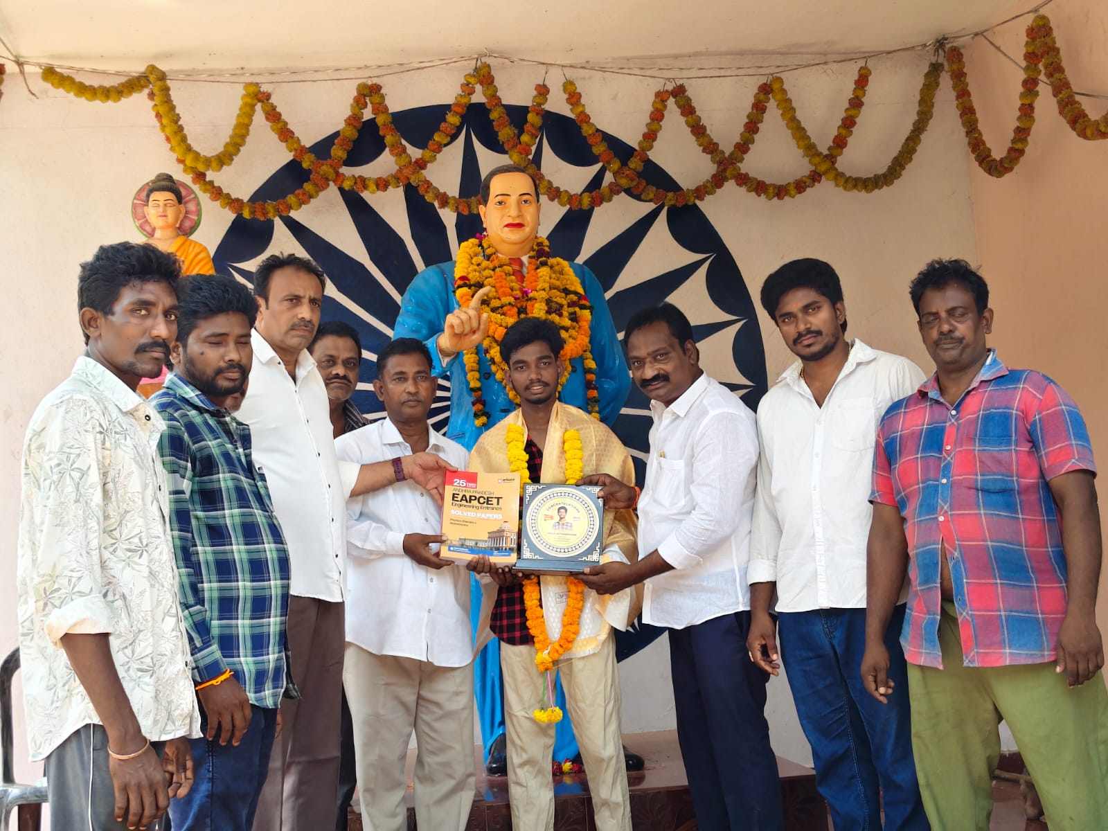 మెరిట్ విద్యార్థులకు ప్రశంసలురత్నశ్రీ & సత్యనారాయణ